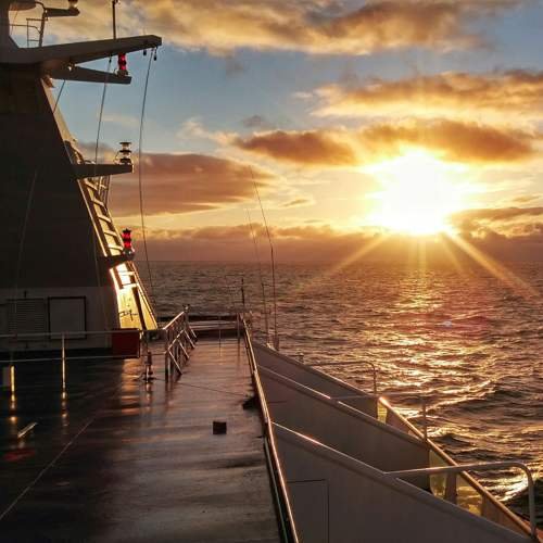 Per Schiff dem Sonnenuntergang entgegen.