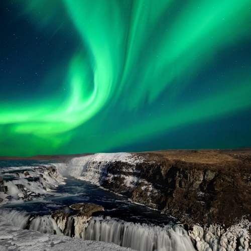 Tanzende Nordlichter über dem Gullfoss Wasserfall