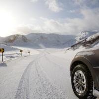 Auto in Winterlandschaft